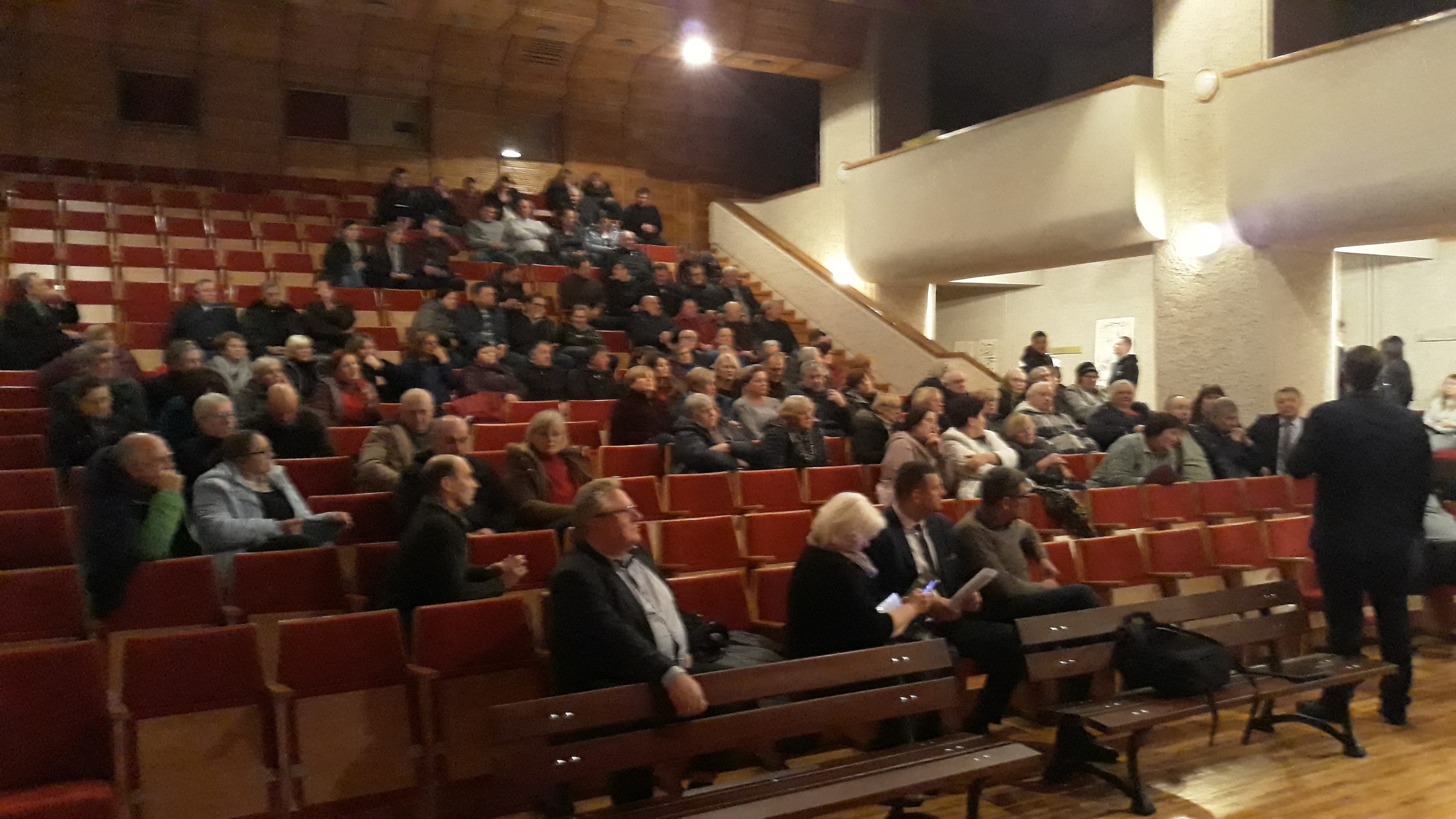 Į Alksniupių kultūros namų salę susirinko apie 100 bendruomenės narių. Bendruomenės pirmininko iniciatyva buvo suorganizuotas susitikimas su rajono valdžios atstovais dėl netoli Alksniupių kaimo planuojamų statyti vėjo jėgainių.