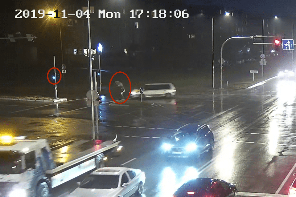 Partrenkta per pėsčiųjų perėją ėjusi moteris