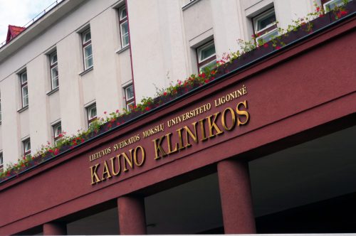 Į Kauno klinikas pervežta 15 - metė, kuri buvo sužalota avarijoje ties Linkaičių kaimu.