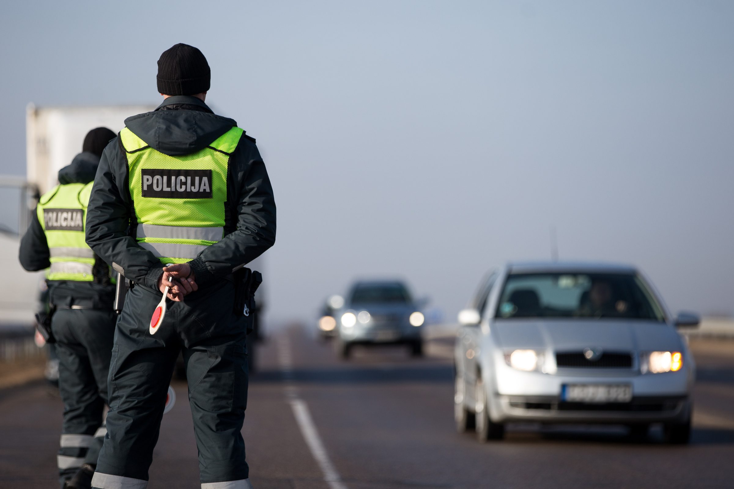 Pareigūnai į areštinę uždarė kolegą, kuris girtas vairavo automobilį