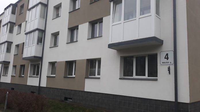 Radviliškio Naujosios gatvės 4 namo gyventojams nepasisekė - jiems chuliganas išdaužė langus, nes neturėjo ką veikti.