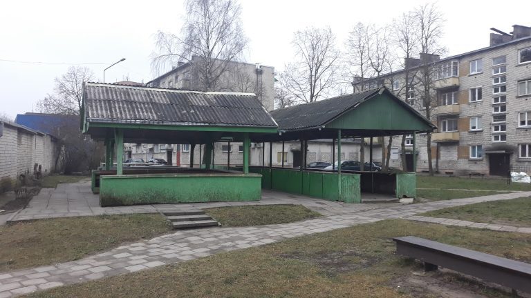 Radviliškio centre stovinti turgavietė tapo politikų ir valdininkų kovos arena.