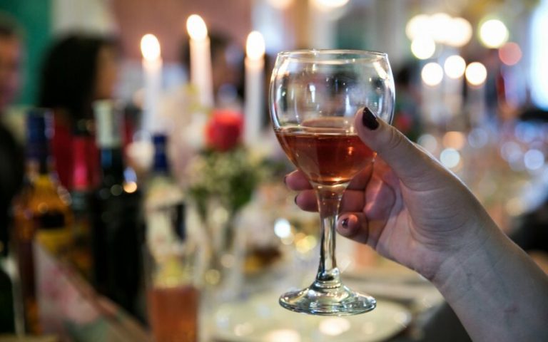 Dalis verslas atstovų ignoruoja karantiną: veikia barai, grožio salonai