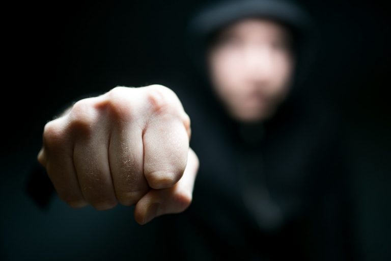 Septyniolikmetis, kaip įtariama, fiziškai skriaudė mamos globojamą trylikmetį berniuką.