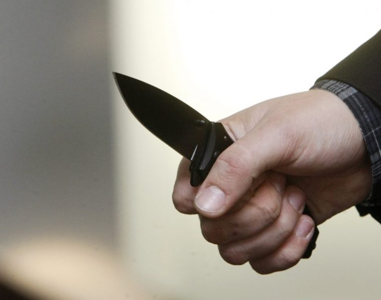 Skėmių gyventojas grasino nužudyti sutuoktinę ir nepilnametę dukrą