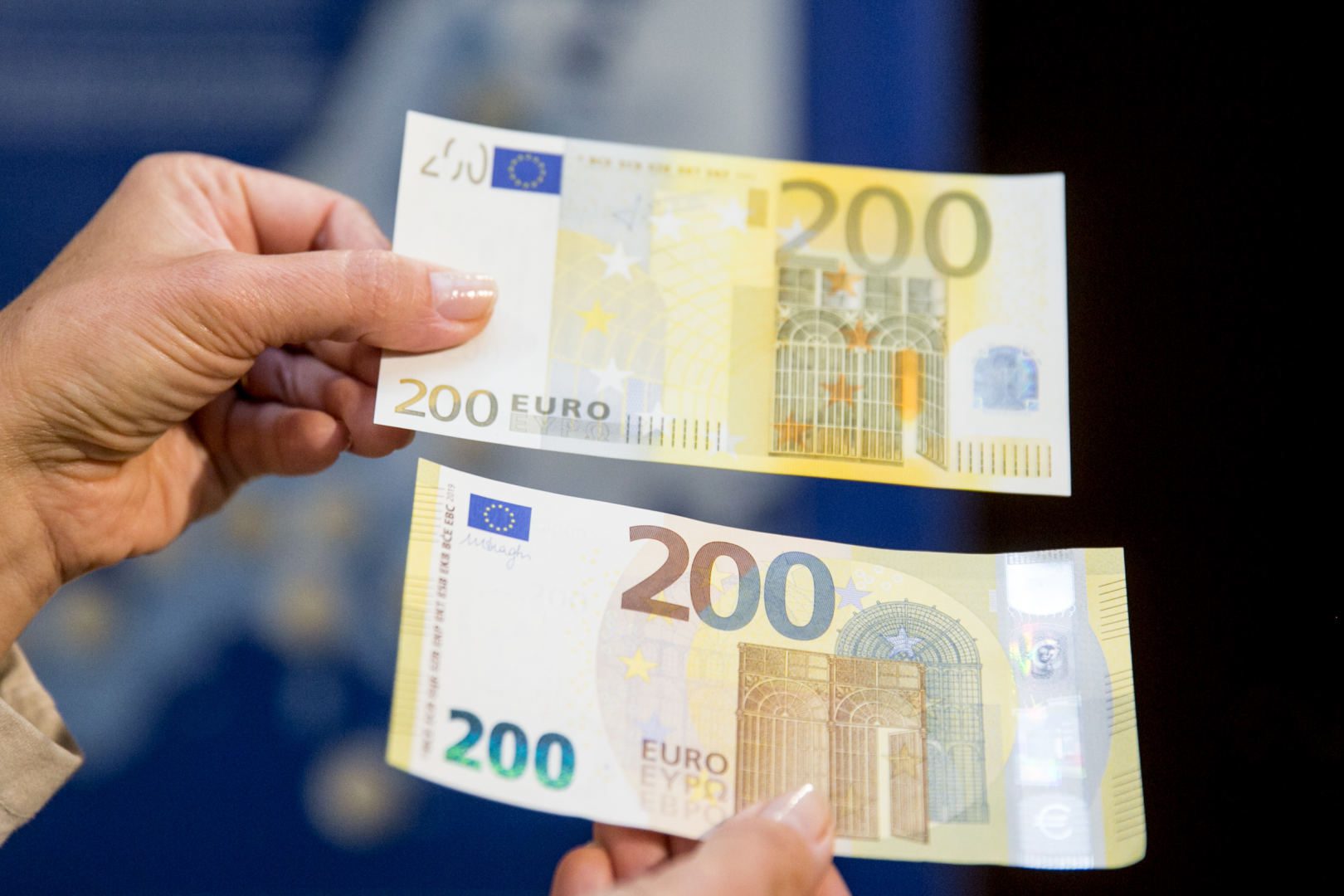 Radviliškio miesto Stiklo gatvėje bandyta atsiskaityti padirbta 200 eurų kupiūra už mobilų telefoną.