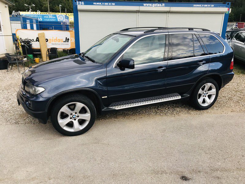 Girto vyro vairuojamas prabangus BMW sankryžoje nepraleido mopedo.
