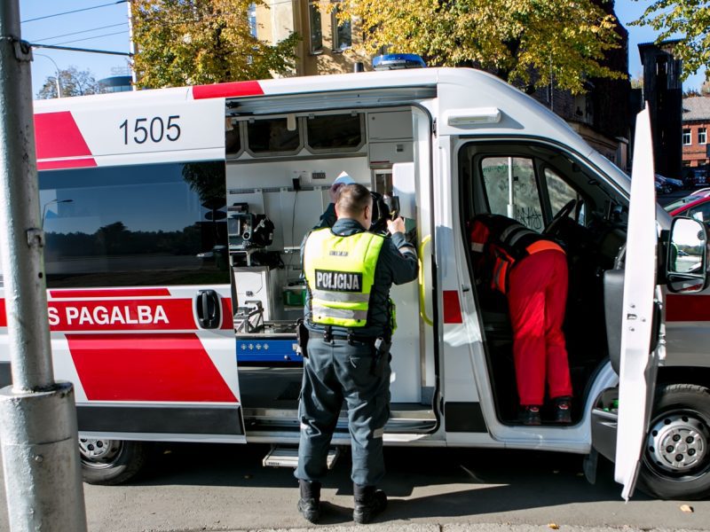 Avarija daugiabučio kieme: pensininkas partrenkė pensininką