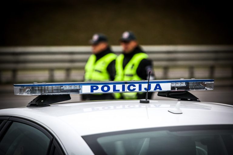 Lėkė per raudoną ir partrenkė pėstįjį