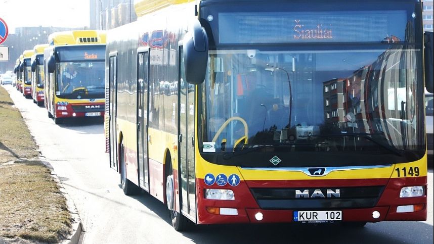 “Busturo” vairuotojas prisivairavo: keleivei lūžo ranka