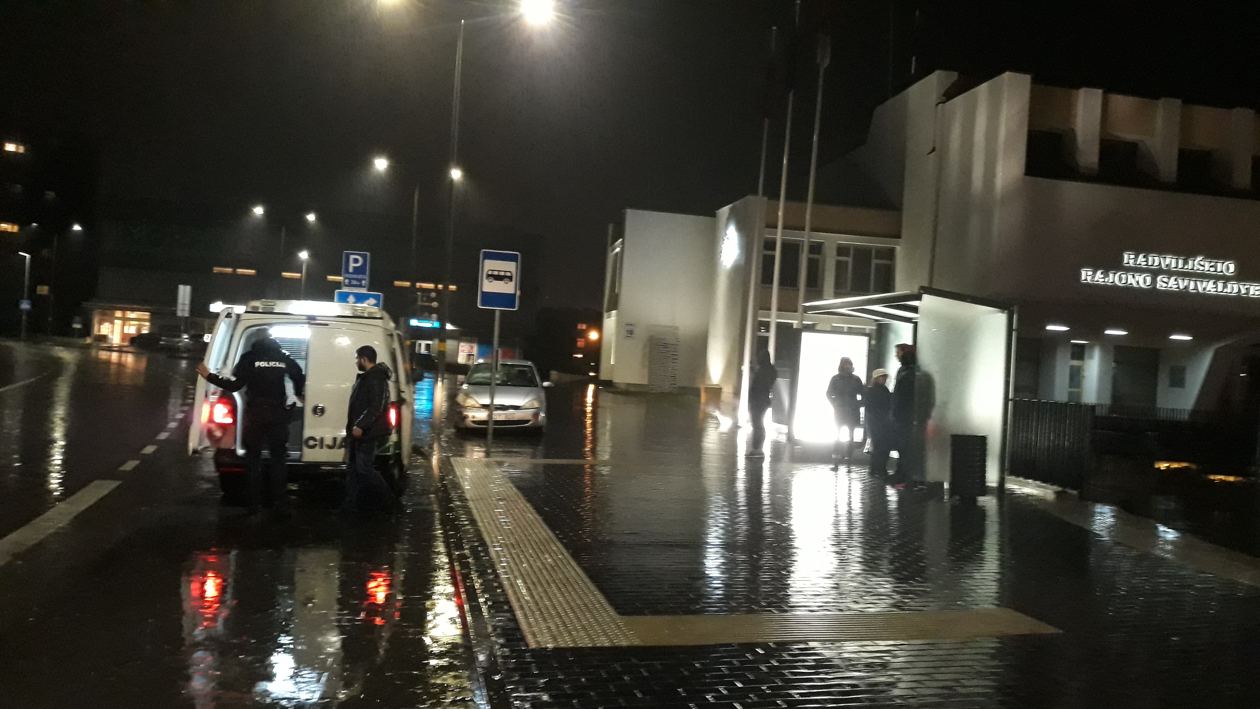 Girtas vairuotojas sustojo ant šaligatvio.
