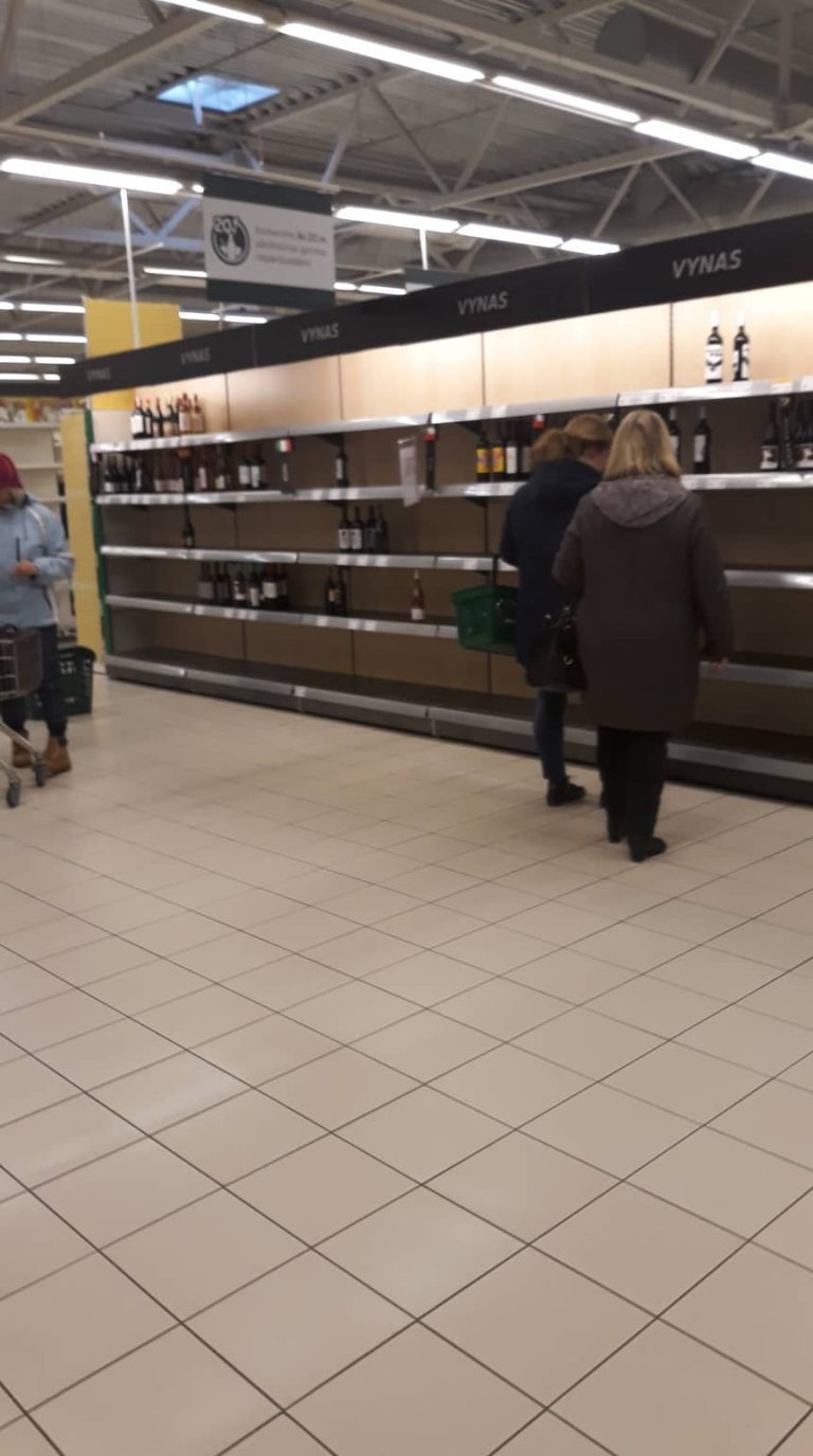 Likę keli alkoholinių gėrimų buteliai vis dar pritraukia dėmesį.