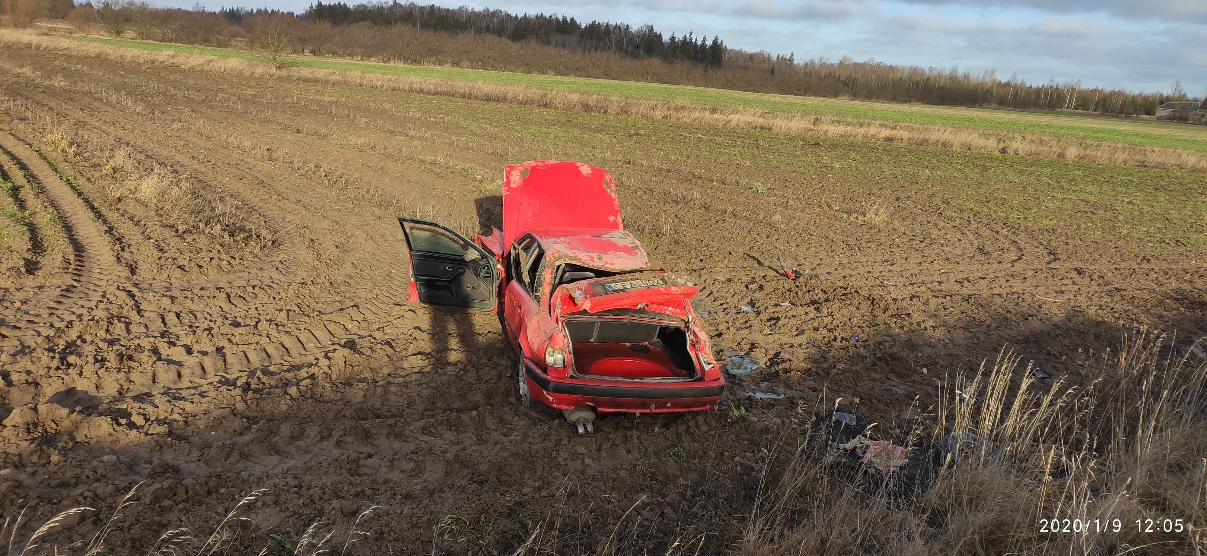 Po smūgio automobilis atrodė siaubingai.