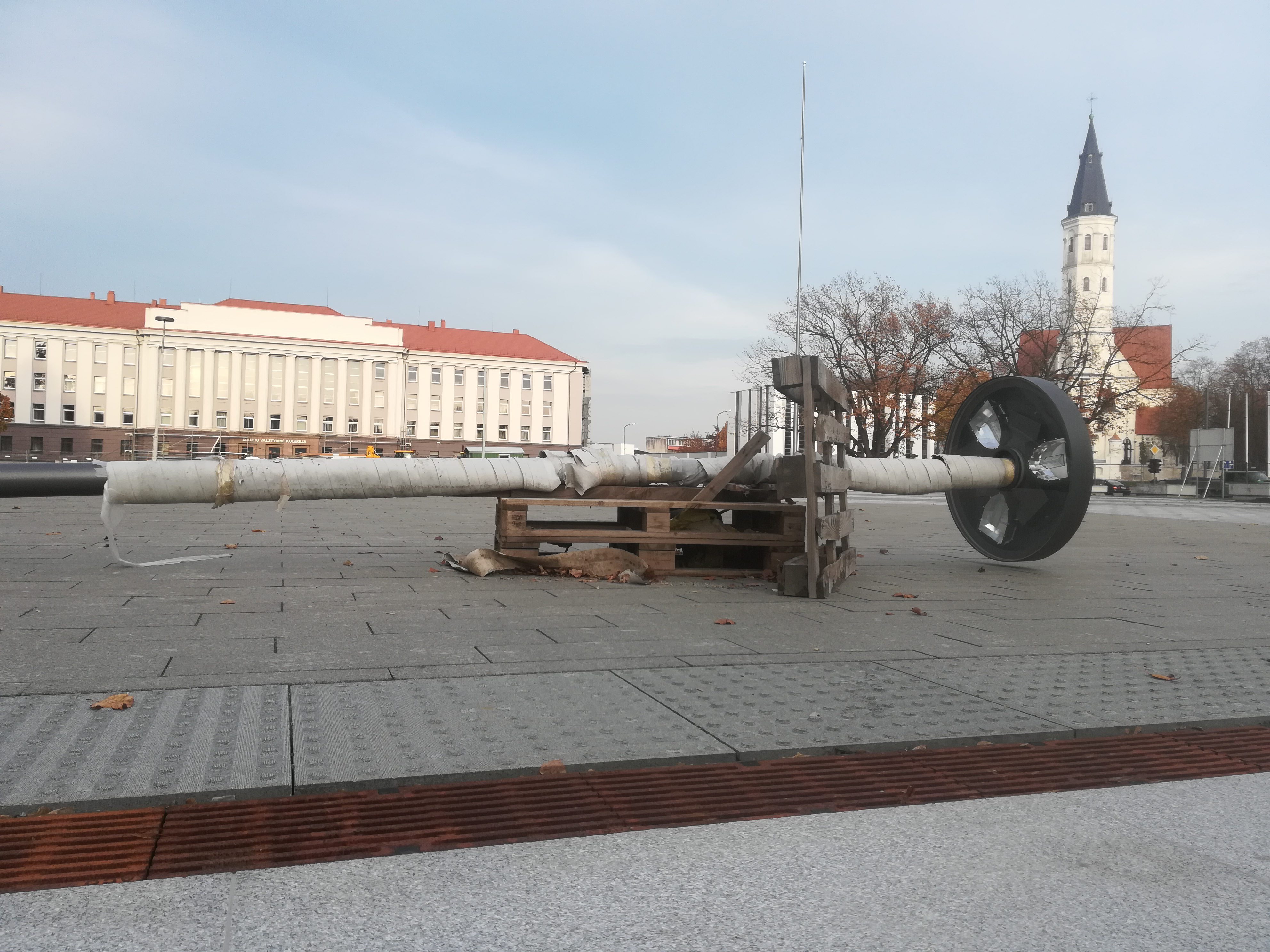 Savivaldybės atstovai kreipėsi į rangovus,, prašydami sutvarkyti aikštę taip, kaip buvo įsipareigoję.