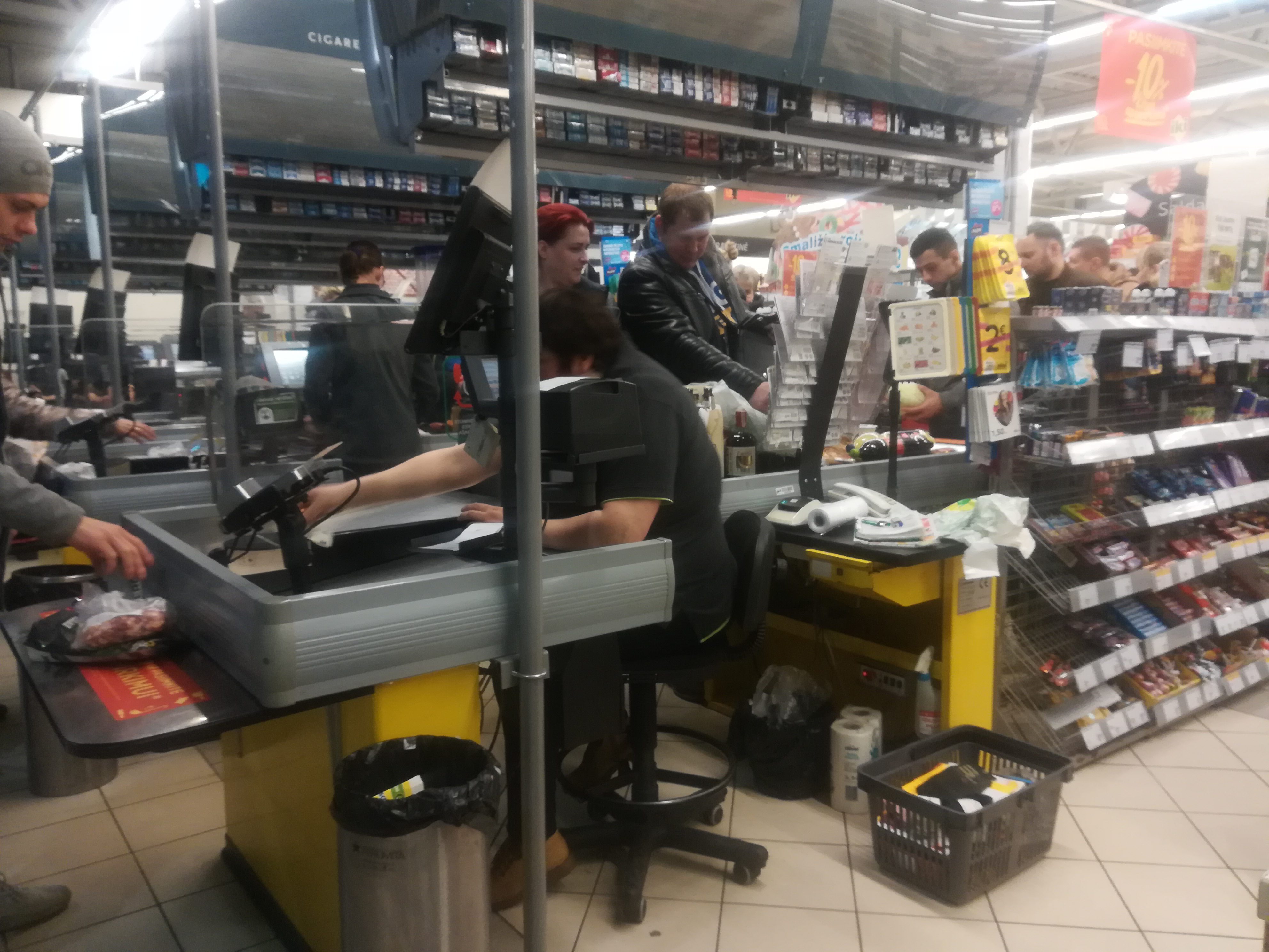 Uždaromoje „Iki“ parduotuvėje dar liko prekių: tikimasi, kad pirkėjai iššluos likusias