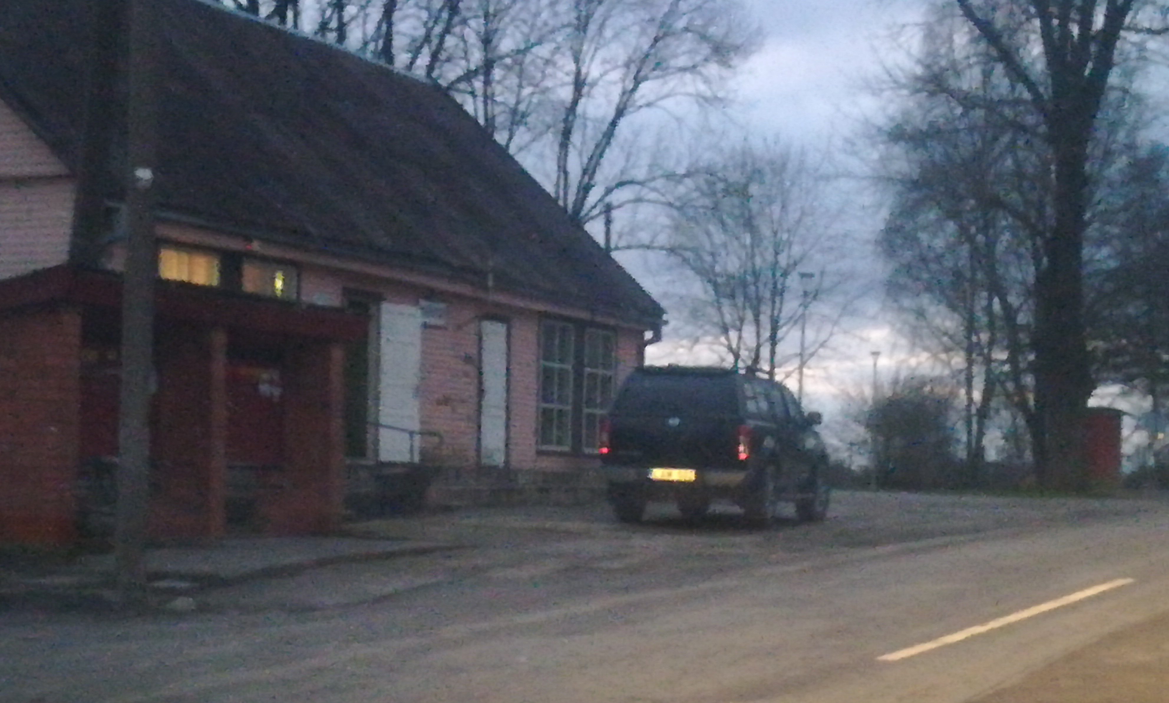 Prieš vykdamas namo tarnybiniu automobiliu, seniūnas apsipirko vietinėje parduotuvėje.