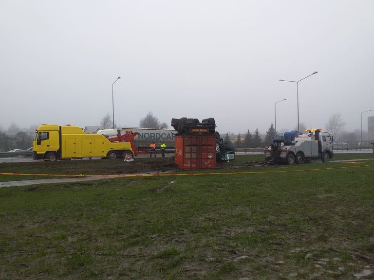 Prireikė dviejų kranų atversti trąšas gabenusį MAN'ą.