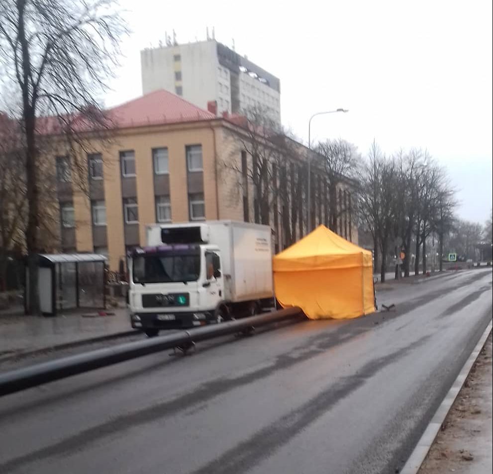 Draugystės prospekte į smegduobę kartą įkrito automobilis.