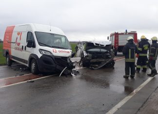 Neturinčio teisės vairuoti vyro valdomas BMW sukėlė skaudžią avariją.