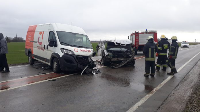 Neturinčio teisės vairuoti vyro valdomas BMW sukėlė skaudžią avariją.