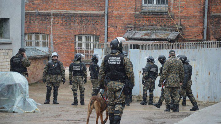 Kalinys sugebėjo nepastebėtas pasidaryti savadarbį ginklą. (policijos nuotr.)