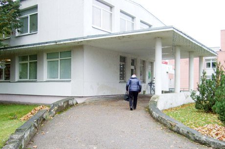 Apvogta poliklinika - vagys išplėšė kasos aparatą jį ir paliko po balkonu