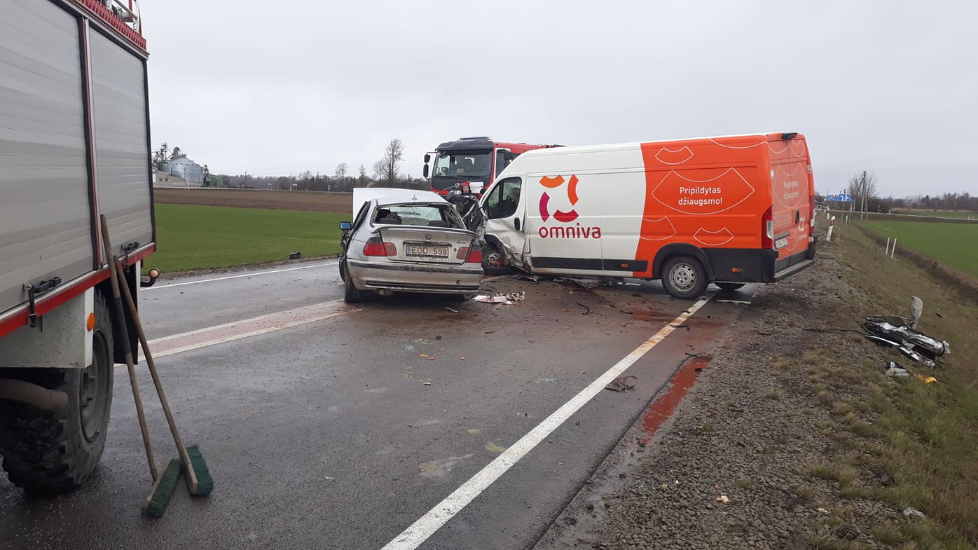 BMW susidūrė su OMNIVA mikroautobusu.