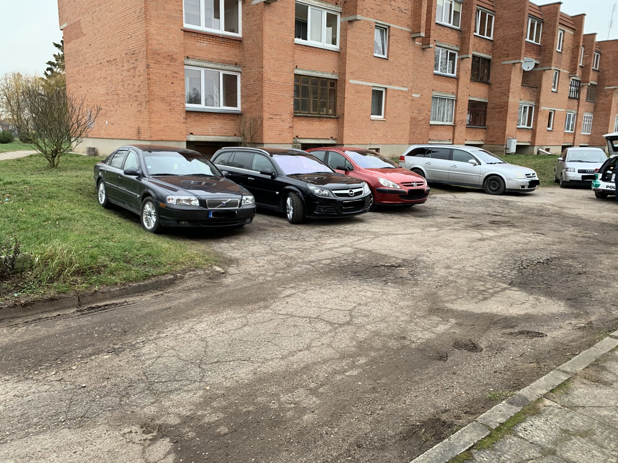 Kuršėnuose apgadintas „Peugeot 307“, vairuotojas pabėgo iš vykio vietos