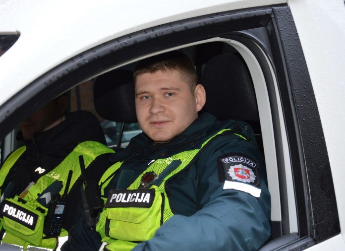 Pareigūnas Ruslanas Pocevičius nedarbo metu sulaikė moterį apvogusį šiaulietį