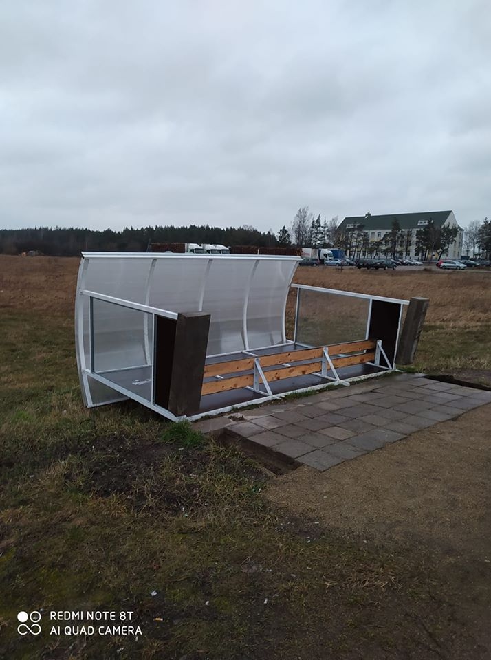 Vėjo nuversta autobusų stotelė