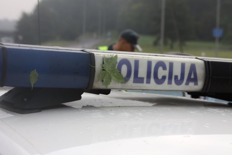Girtas policininkas apgadino tris automobilius ir pabėgo