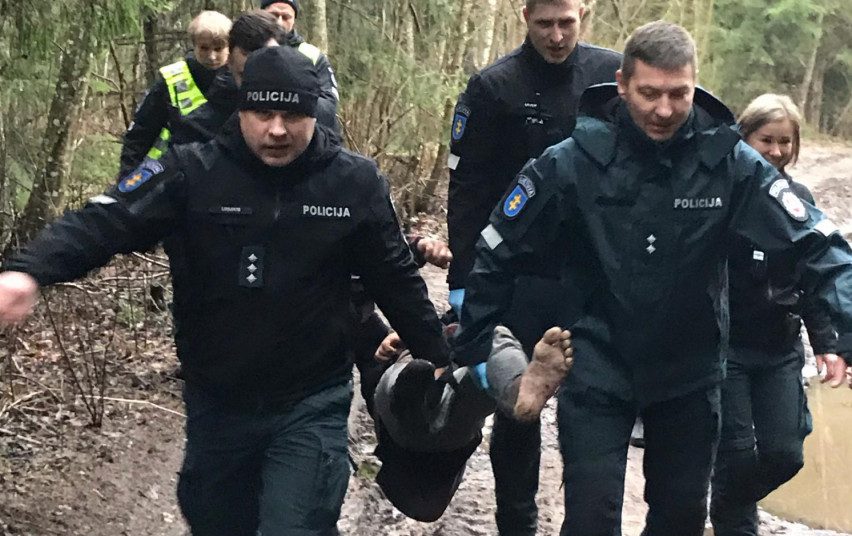 Miške paklydusį vyrą suuodė policijos tarnybinis šuo (video)
