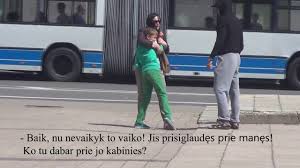 Asociatyvi nuotrauka iš Yuotube kanalo. Socialinis eksperimentas dėl požiūrio į bandymą pagrobti vaiką.
