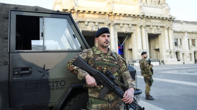 Italijoje įvedama kariuomenė karantinui užtikrinti.