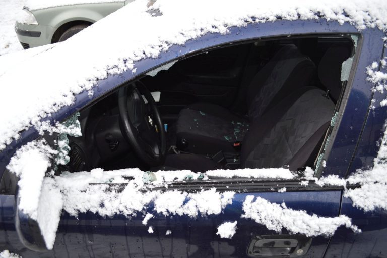 Vairuotojų džiaugsmui: Radviliškyje pričiupta automobilius siaubusi trijulė