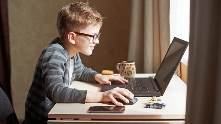 Nuotolinis mokymas nepateisina tėvų lūkesčių: prašoma atšaukti likusius mokslo metus