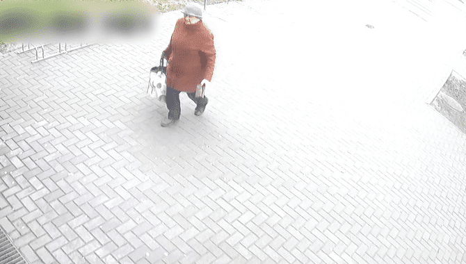 Policija prašo padėti surasti svetimą piniginę pasisavinusią močiutę