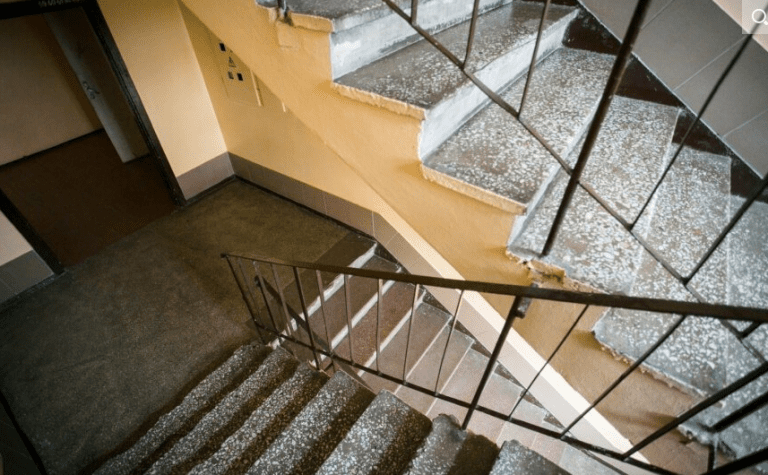 Korona viruso grėsmė neslopsta: Šiauliuose – masinė laiptinių dezinfekcija