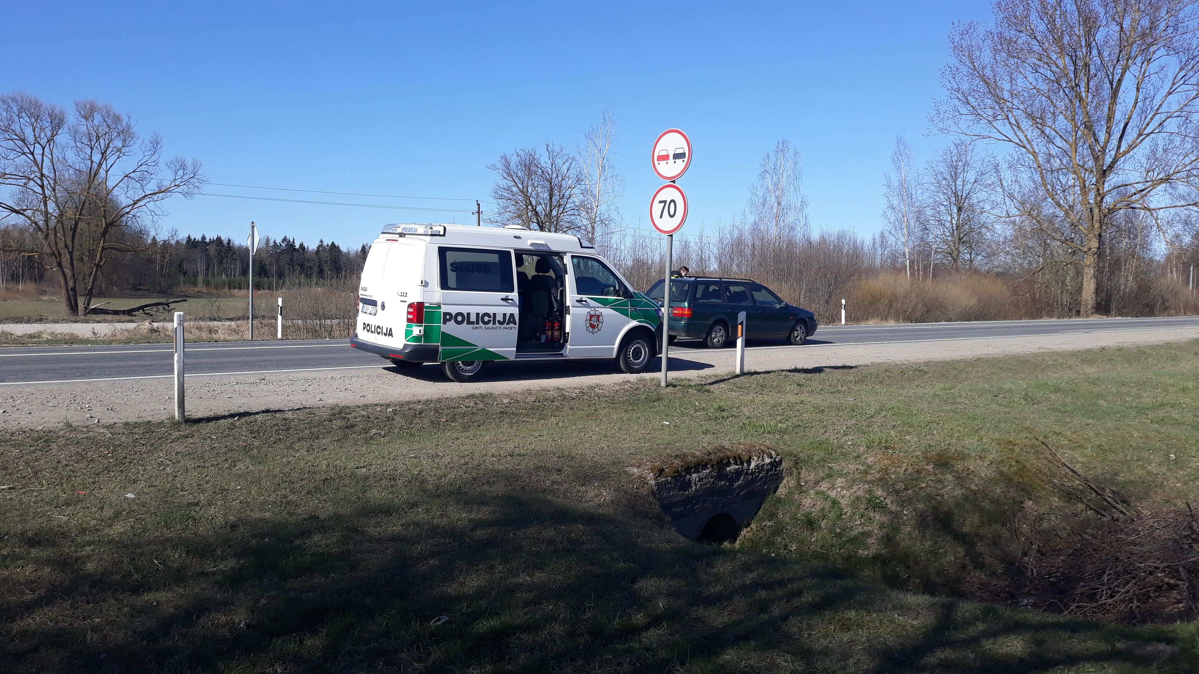 Nors žmogus vyko į turgų, pareigūnai jį praleido tarsi nebūtų jokių ribojimų.