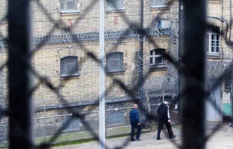 Kalinių žmonos rengia peticiją: prašo grąžinti pasimatymus