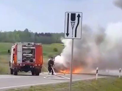 Kelyje ties Baisogala liepsnoja autobusiukas (video)
