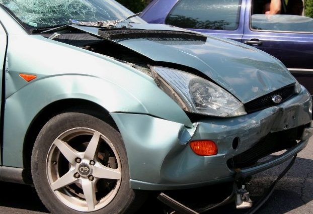 Girto pareigūno vairuojamas Ford'as apgadino kitus automobilius.