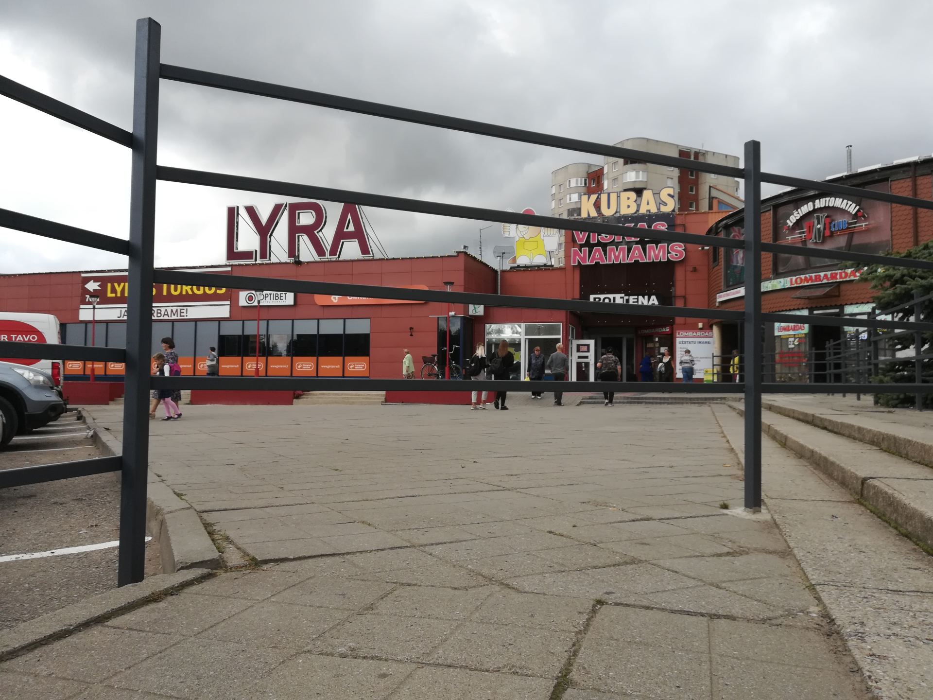 Už neteisėtai pastatytą tvorą Lyros turgaus direktoriui skirta 220 eurų bauda.