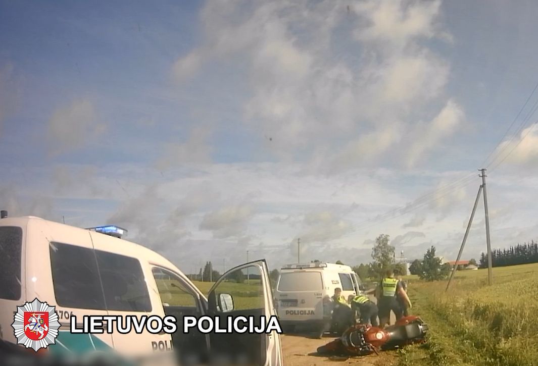 Įspūdingos gaudynės: motociklo vairuotoją policija vijosi per pasėlius (video)
