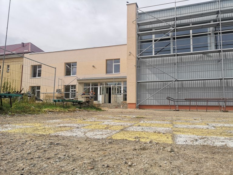Ilgai trunkantį remontą stabdo lėšų trūkumas. Savivaldybė, pasižadėjusi skirti tiek pat lėšų, kiek ir Vyriausybė, pažado nesistengia ištesėti.