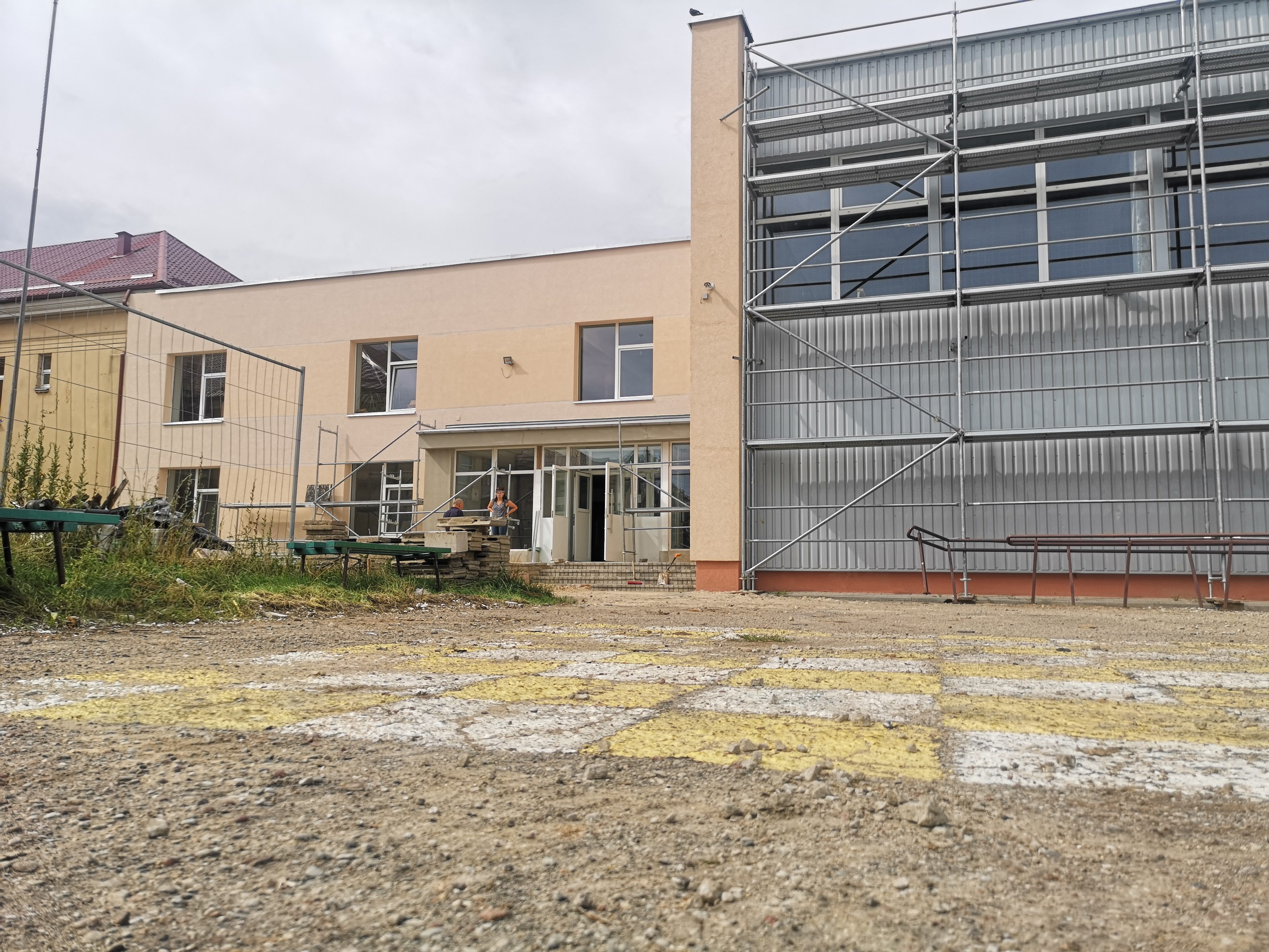 Ilgai trunkantį remontą stabdo lėšų trūkumas. Savivaldybė, pasižadėjusi skirti tiek pat lėšų, kiek ir Vyriausybė, pažado nesistengia ištesėti.