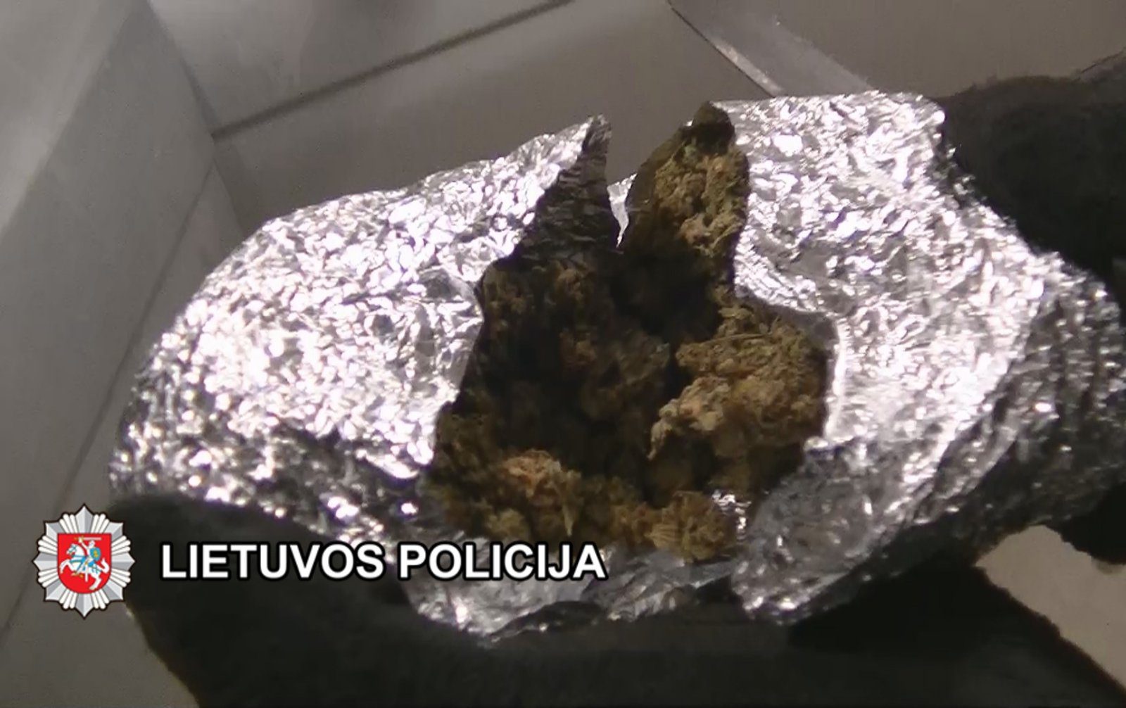 Pareigūnai sulaikė jaunuolį su folijoje įsukta galima narkotine medžiaga