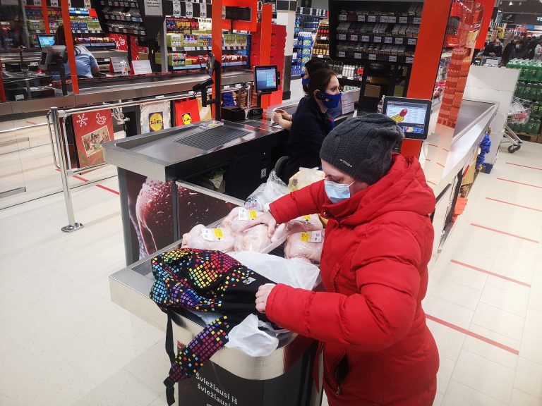 Koronaviruso pandemijos kaip nebūta – masiškai plūstama į Lidl pirkti vištų ir žaislų