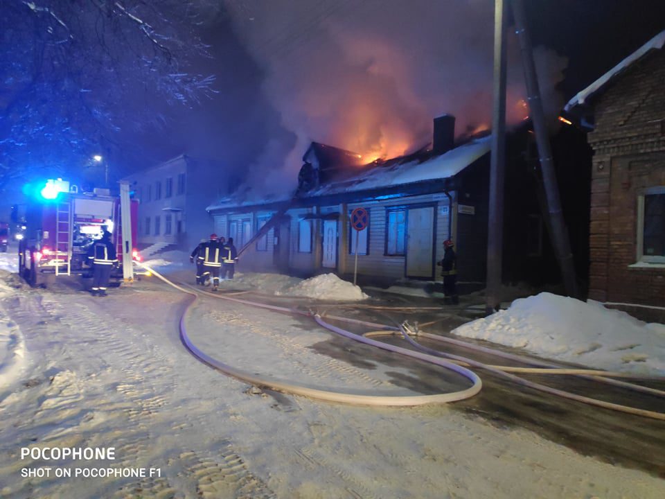 Radviliškyje liepsnoja gyvenamasis namas (video)