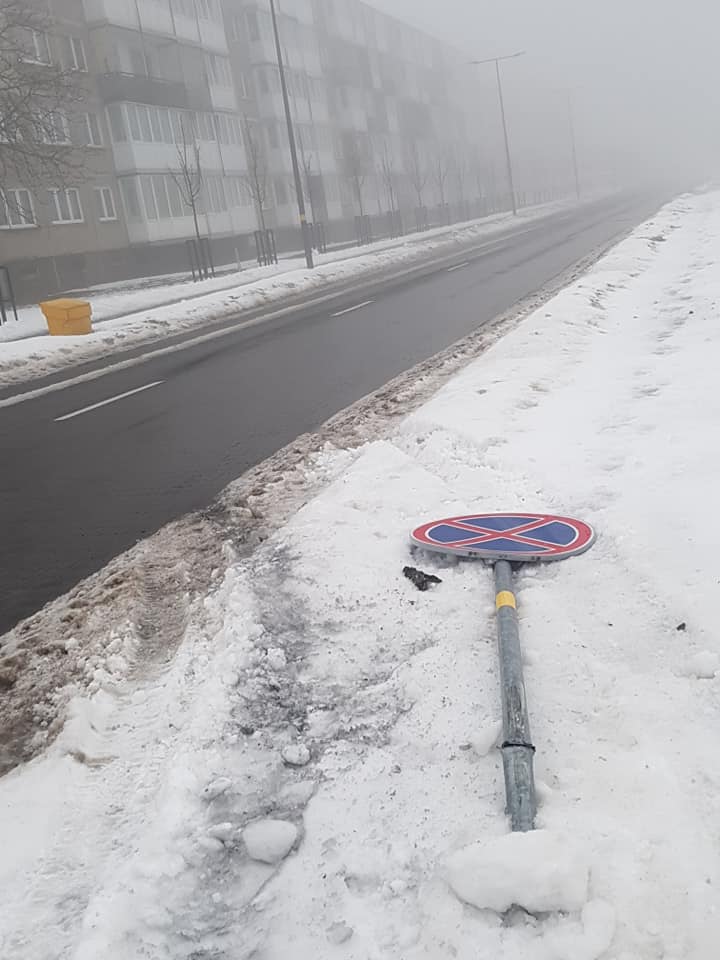 Aušros aikštėje girtas vairuotojas nulaužė ženklus.